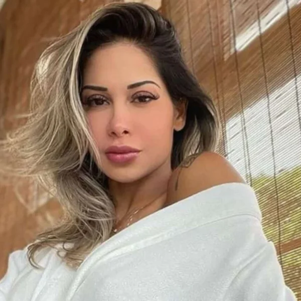 Maíra Cardi posa para foto