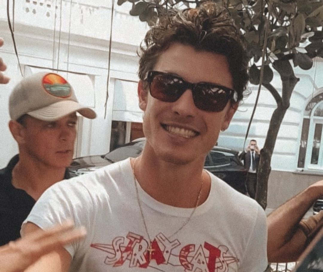 Shawn Mendes causa alvoroço ao ser flagrado em passeio pelo Rio de Janeiro