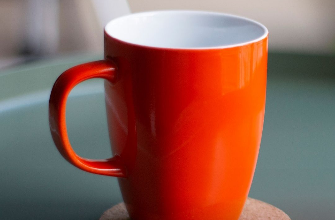 Homem procura hospital com fortes dores e médicos descobrem xícara alojada no reto