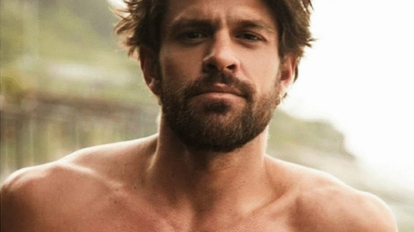 Alejandro Claveaux viraliza em cena de nudez frontal em novo filme: "Para tirar manga"