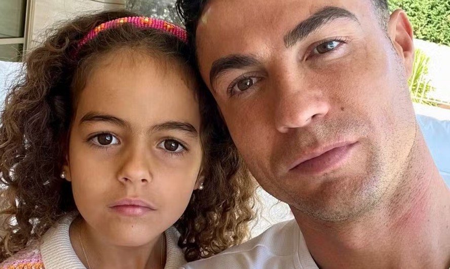 Filha de Cristiano Ronaldo ganha bolsa de luxo de mais de R$ 26 mil em aniversário de 8 anos 51 Filha de Cristiano Ronaldo ganha bolsa de luxo de mais de R$ 26 mil em aniversário de 8 anos