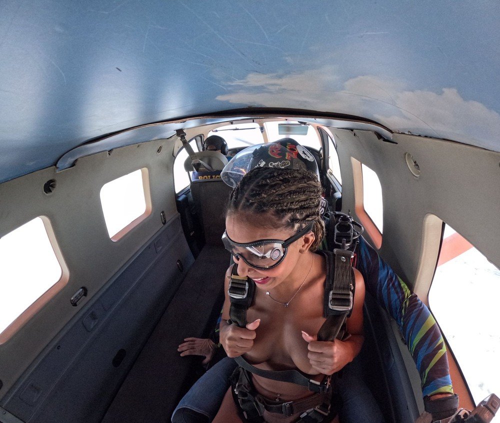 Influenciadora baiana salta de paraquedas nua e tenta entrar para o Guinness Book 53 Influenciadora baiana salta de paraquedas nua e tenta entrar para o Guinness Book