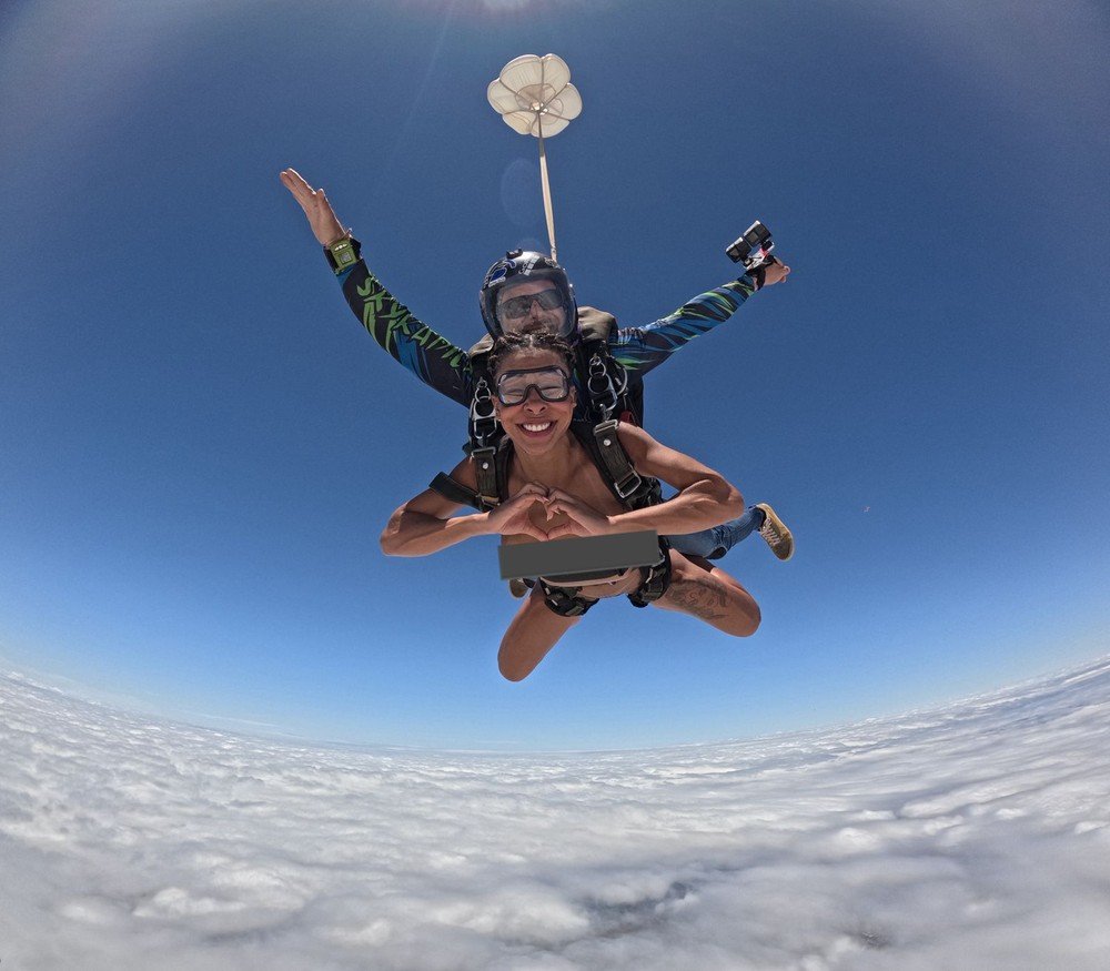 Influenciadora baiana salta de paraquedas nua e tenta entrar para o Guinness Book 52 Influenciadora baiana salta de paraquedas nua e tenta entrar para o Guinness Book