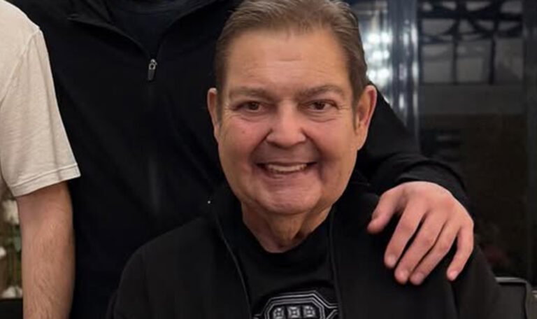 Faustão aparece de pé e sorridente ao receber novo pet da família