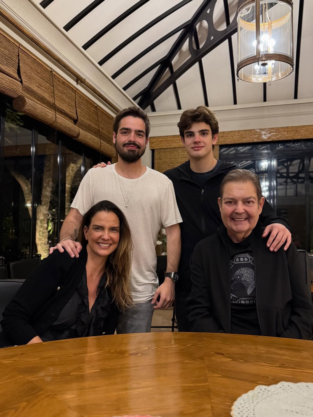 Faustão reaparece em foto inédita ao comemorar 24 anos de casamento em família 52 Faustão reaparece em foto inédita ao comemorar 24 anos de casamento em família