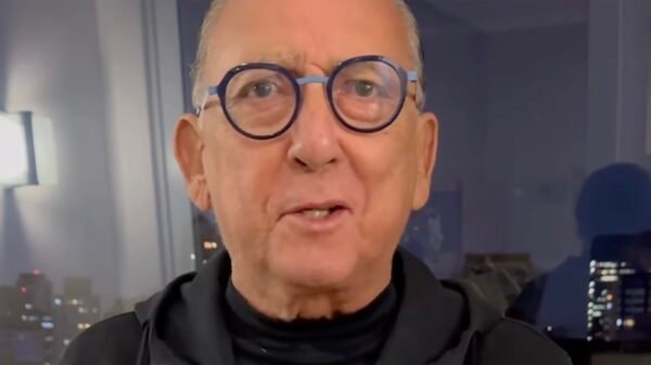 Galvão Bueno é internado após diagnóstico de pneumonia