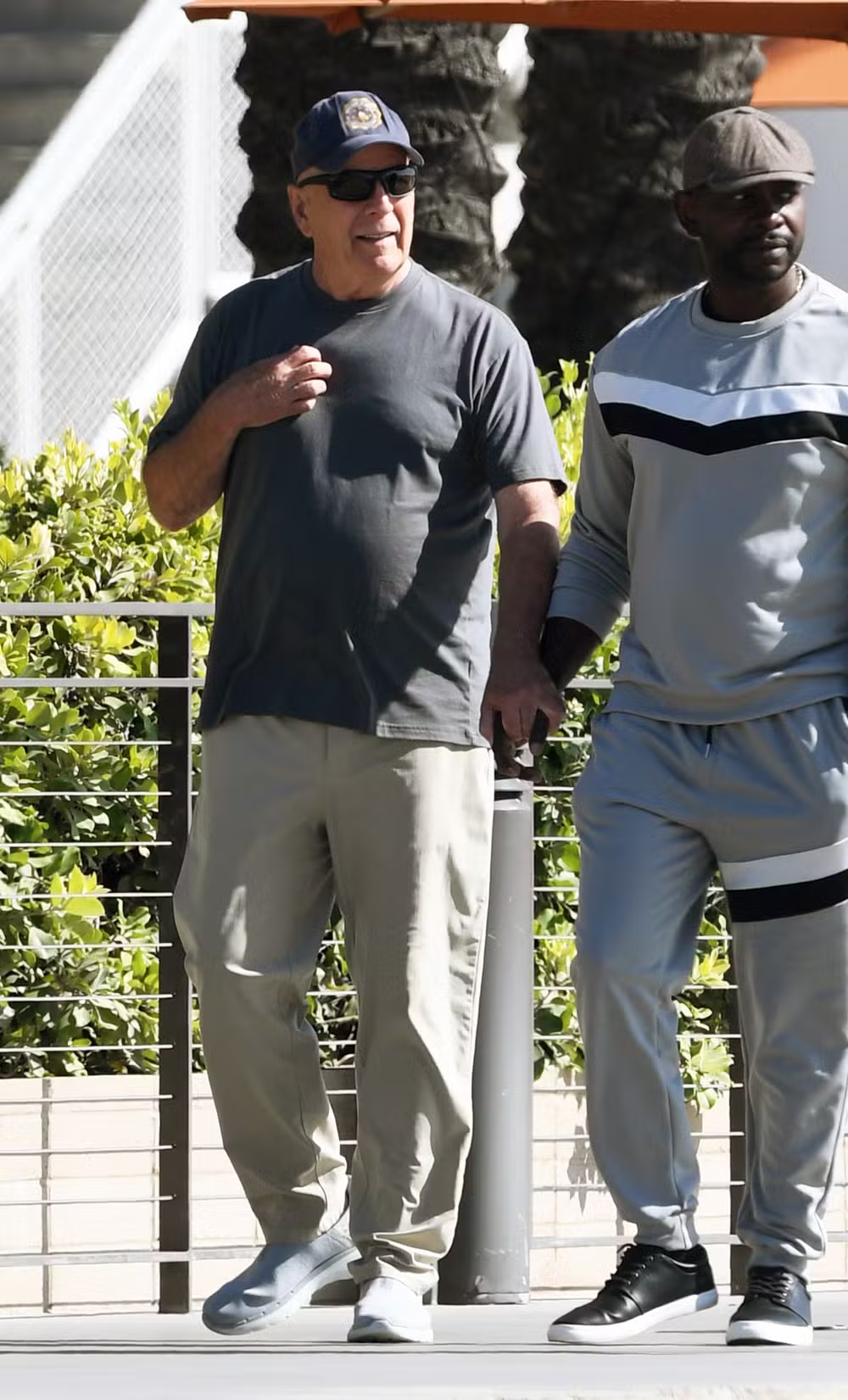 Bruce Willis é visto caminhando em praia de Los Angeles após rumores sobre piora no estado de saúde; veja foto