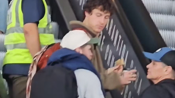 Brasileiro! Shawn Mendes é flagrado comendo pastel em aeroporto de São Paulo