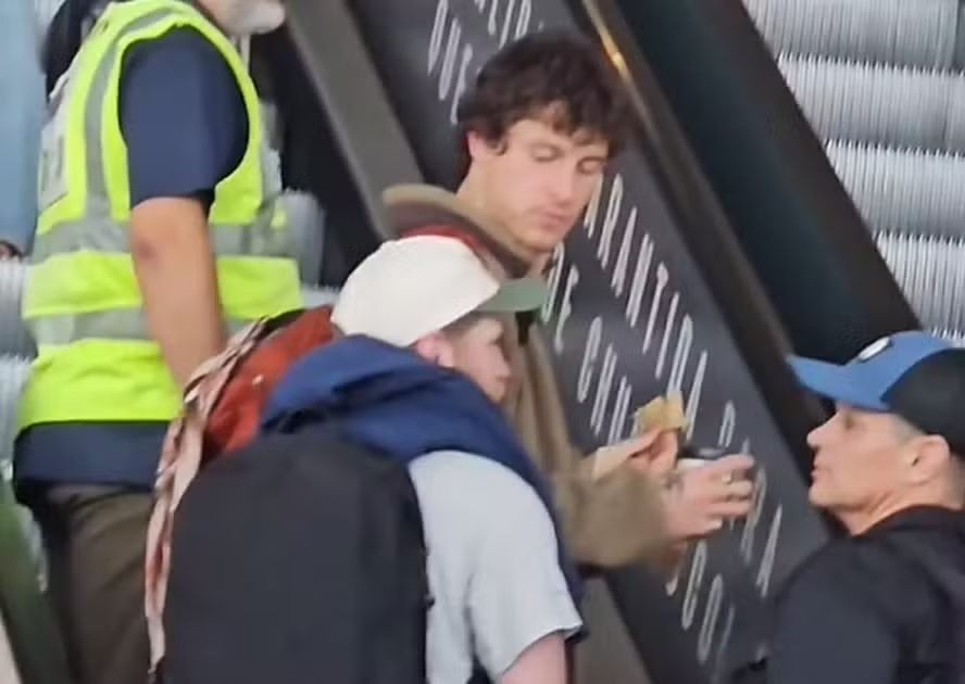 Brasileiro! Shawn Mendes é flagrado comendo pastel em aeroporto de São Paulo 51 Brasileiro! Shawn Mendes é flagrado comendo pastel em aeroporto de São Paulo