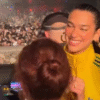 Após realizar show lotato em SP, Dua Lipa é flagrada curtindo festa usando moletom do Brasil