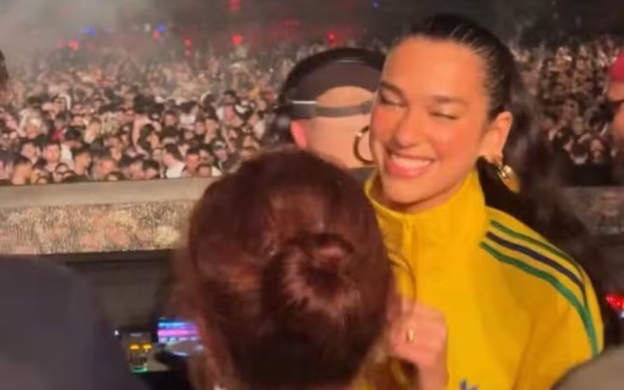 Após realizar show lotato em SP, Dua Lipa é flagrada curtindo festa usando moletom do Brasil 51 Após realizar show lotato em SP, Dua Lipa é flagrada curtindo festa usando moletom do Brasil