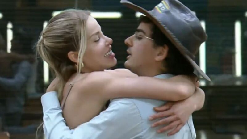 “A Fazenda 17”: Dudu Camargo e Saory Cardoso trocam beijos após formação da roça