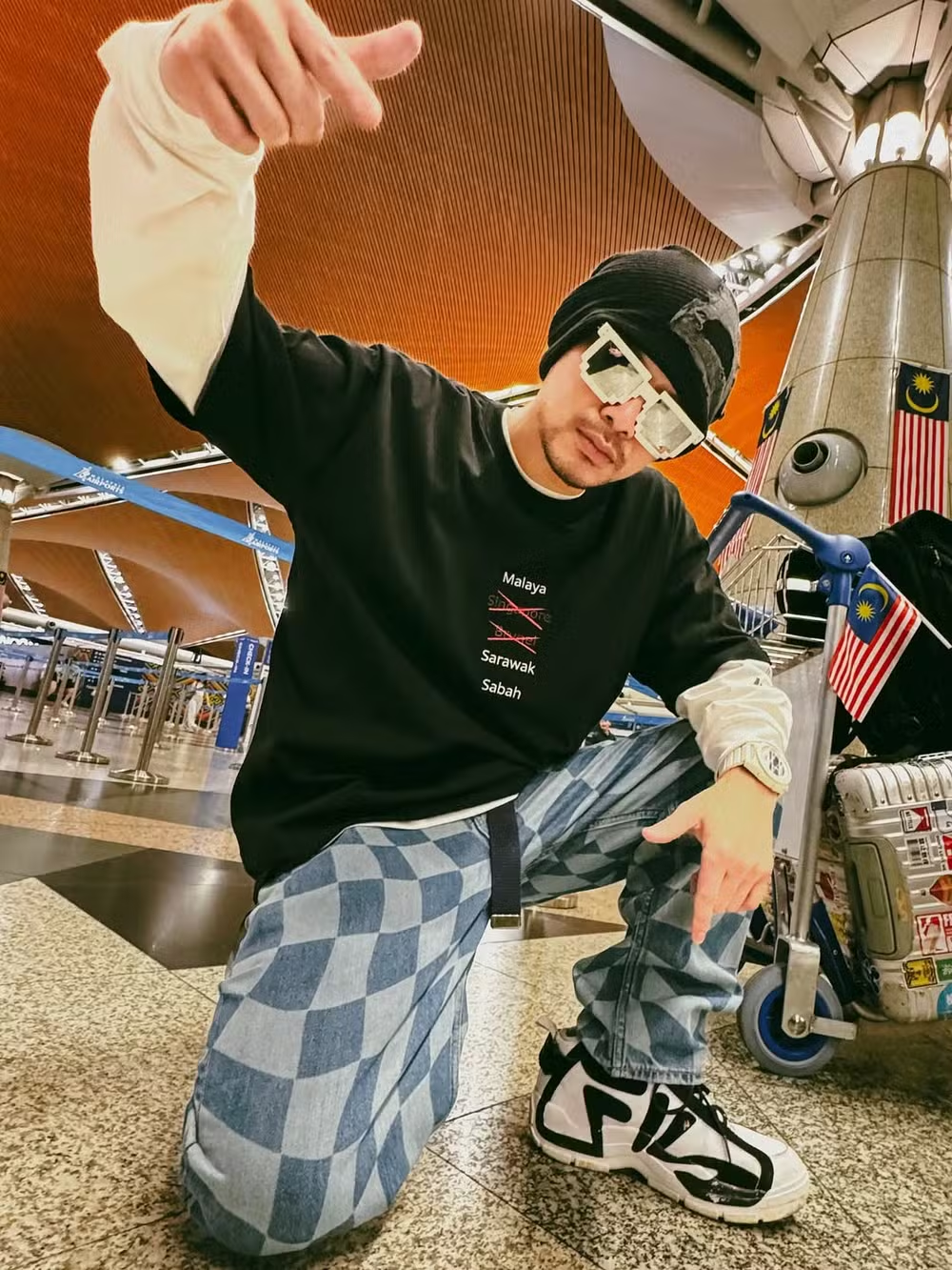 Influenciadora é encontrada morta em banheira de hotel na Malásia onde se hospedava junto com rapper famoso; polícia aponta para homicídio 52 Influenciadora é encontrada morta em banheira de hotel na Malásia onde se hospedava junto com rapper famoso; polícia aponta para homicídio