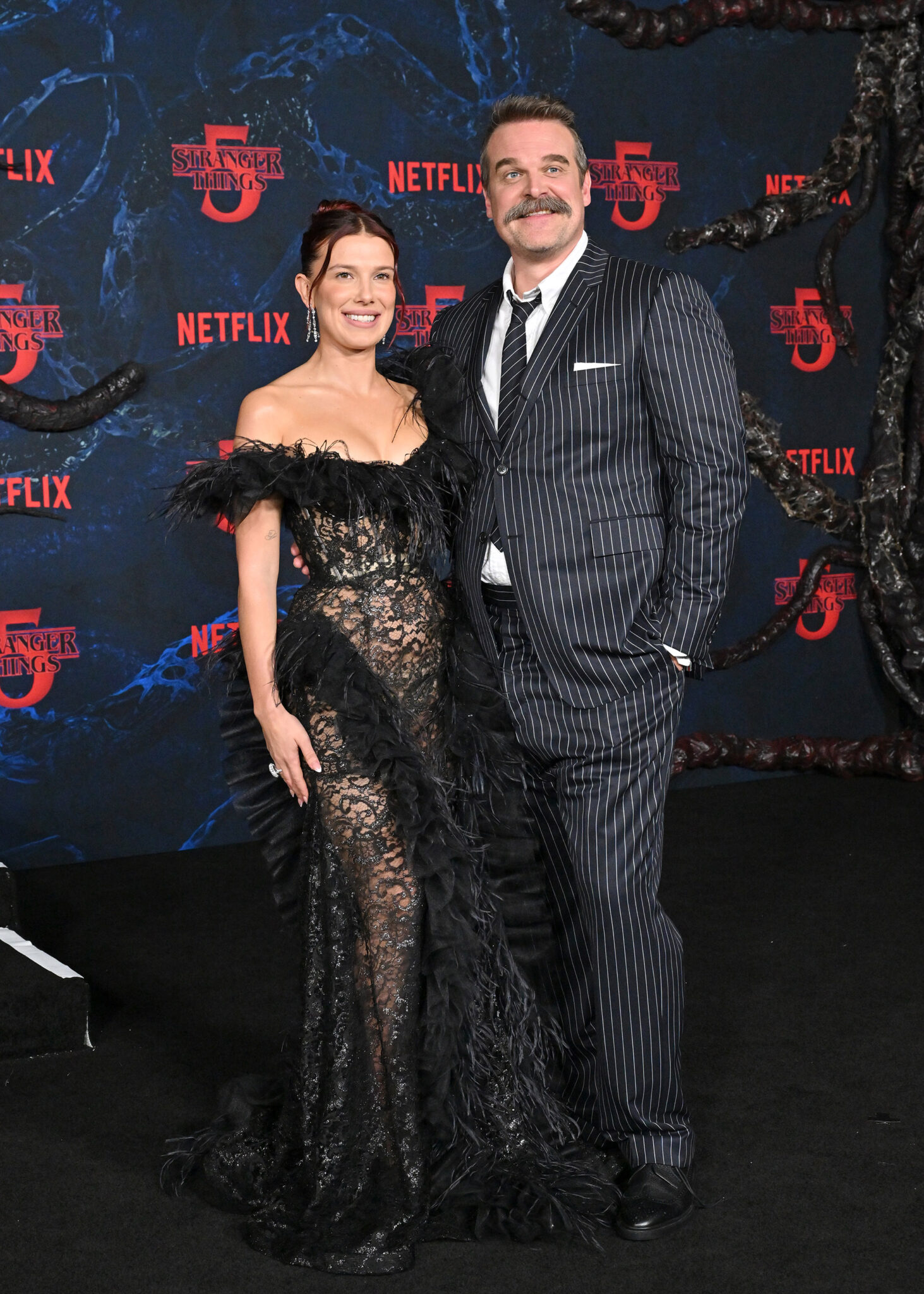 Millie Bobby Brown abraça David Harbour após denúncia vir à tona