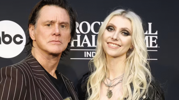 Jim Carrey reencontra ex-atriz mirim de 'O Grinch' após 25 anos: “Não nos víamos desde o filme” 3 Jim Carrey e Taylor Momsen no evento do Rock & Roll Hall of Fame de 2025 — Foto: Getty Images