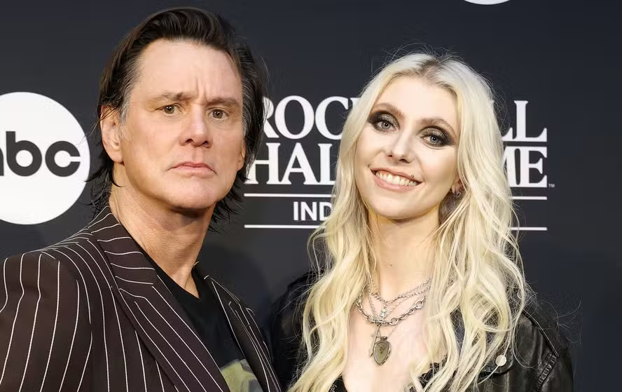 Jim Carrey reencontra ex-atriz mirim de 'O Grinch' após 25 anos: “Não nos víamos desde o filme” 51 Jim Carrey e Taylor Momsen no evento do Rock & Roll Hall of Fame de 2025 — Foto: Getty Images