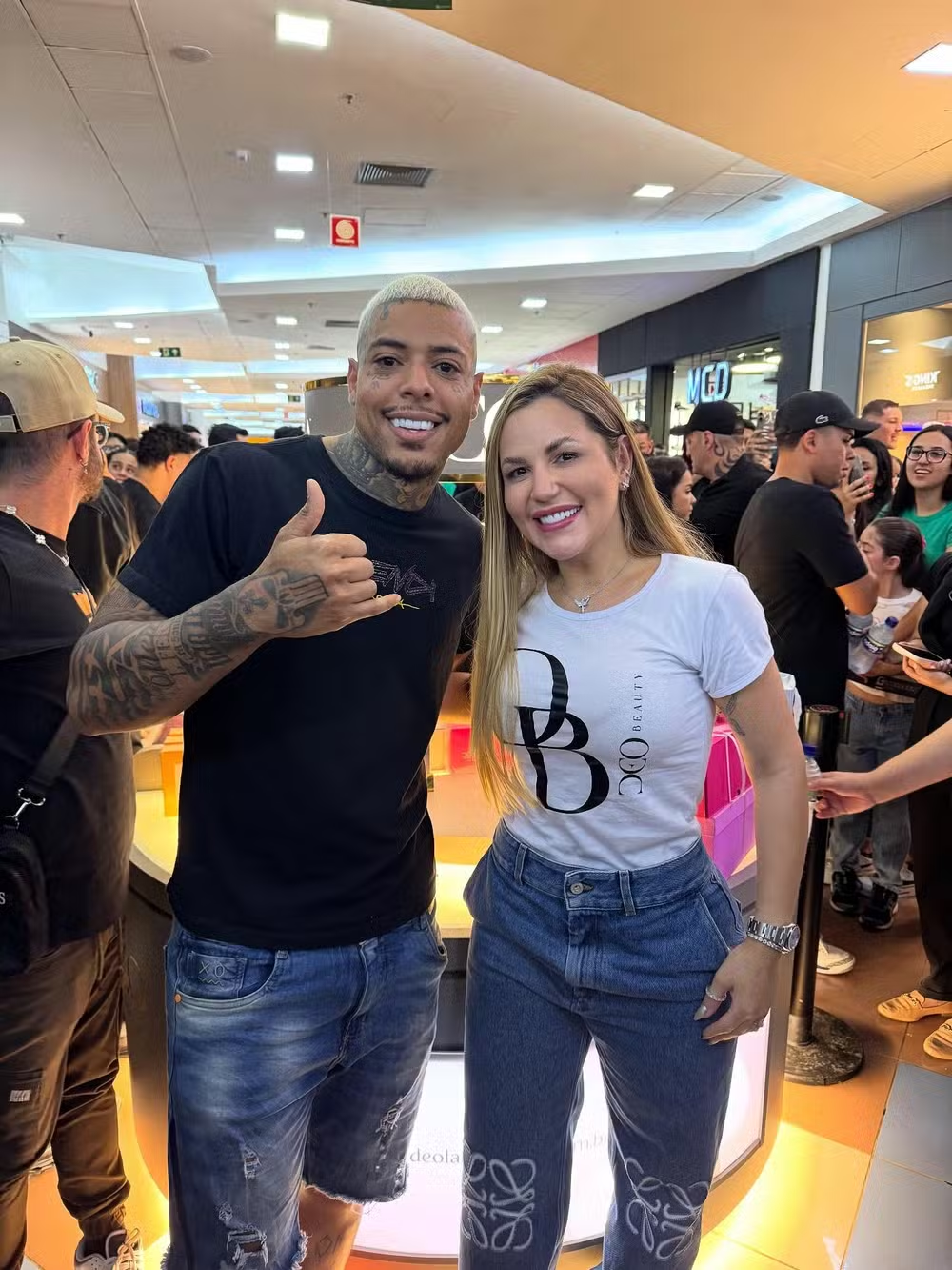 Deolane Bezerra surpreende ao posar com sósia de MC Kevin e emociona fãs nas redes sociais