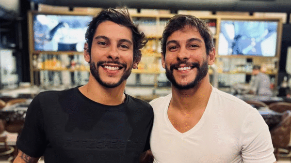 nude John Johnny, irmão gêmeo de Shia Phoenix