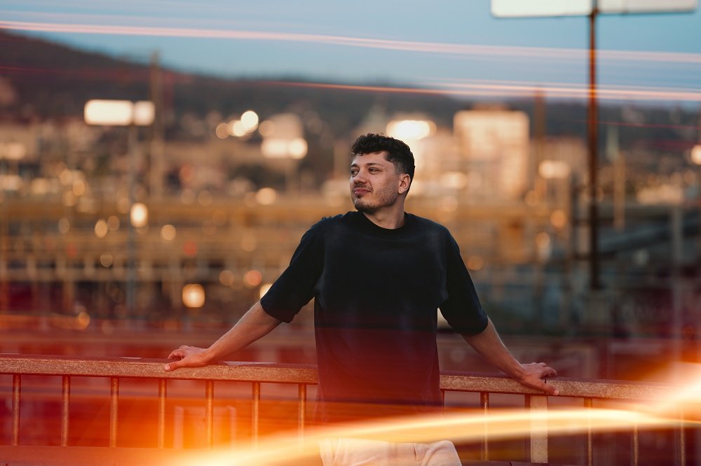 Tobias Jensen lança novo single “So Loud” inspirado em um ano turbulento de turnês