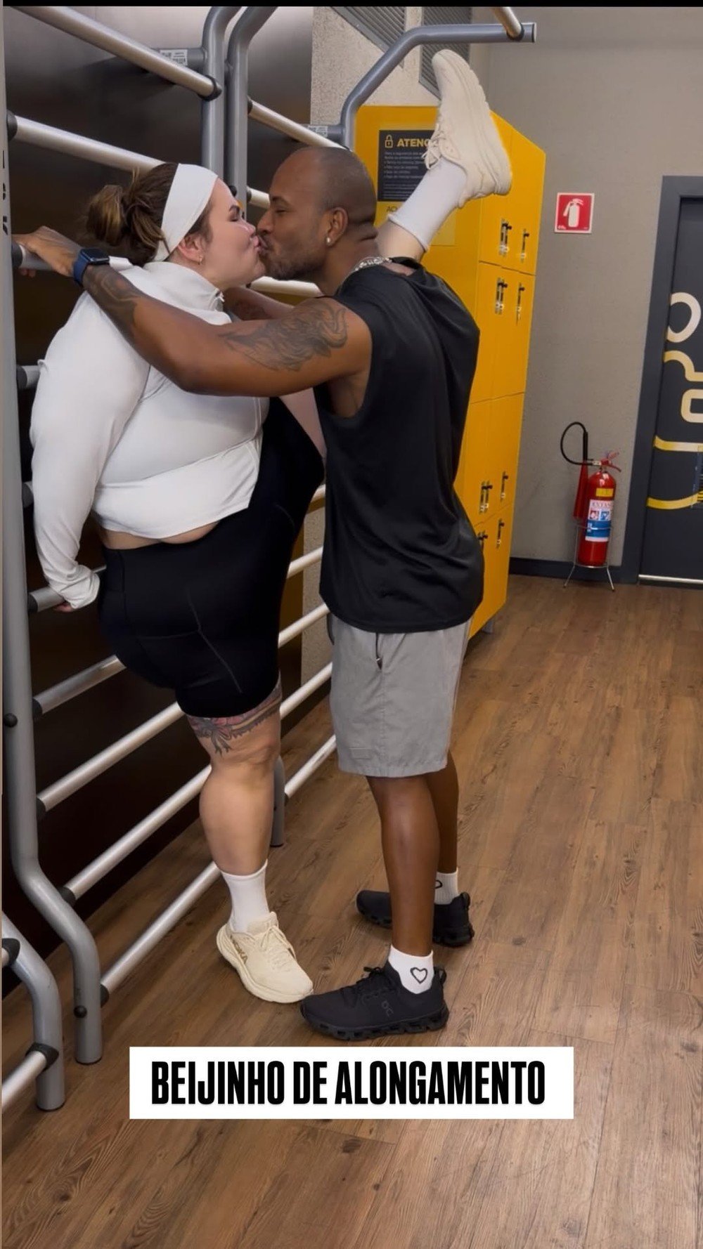 Thais Carla impressiona com flexibilidade ao beijar o marido