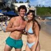Shawn Mendes retorna a Salvador, curte dia de praia e web reage a look repetido: "Só trouxe esse short?"