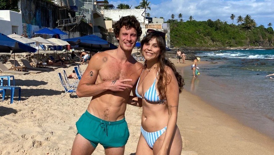 Shawn Mendes retorna a Salvador, curte dia de praia e web reage a look repetido: "Só trouxe esse short?" 51 Shawn Mendes retorna a Salvador, curte dia de praia e web reage a look repetido: "Só trouxe esse short?"