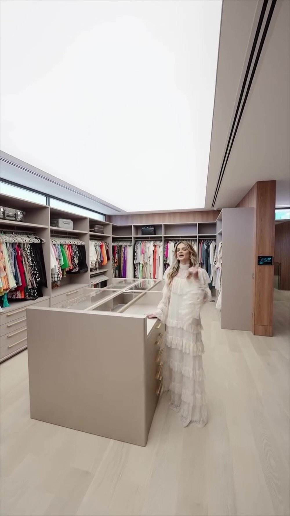 Influenciadora choca a web ao exibir closet luxuoso de 230 m²; veja 53 Influenciadora choca a web ao exibir closet luxuoso de 230 m²; veja
