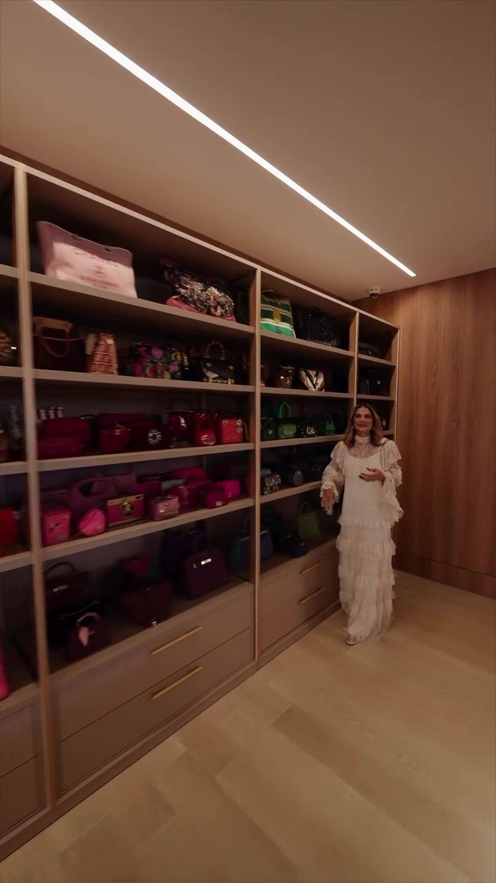 Influenciadora choca a web ao exibir closet luxuoso de 230 m²; veja 52 Influenciadora choca a web ao exibir closet luxuoso de 230 m²; veja