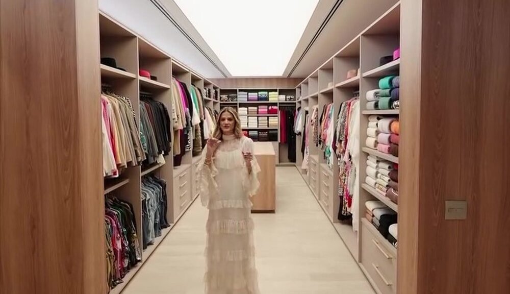 Influenciadora choca a web ao exibir closet luxuoso de 230 m²; veja