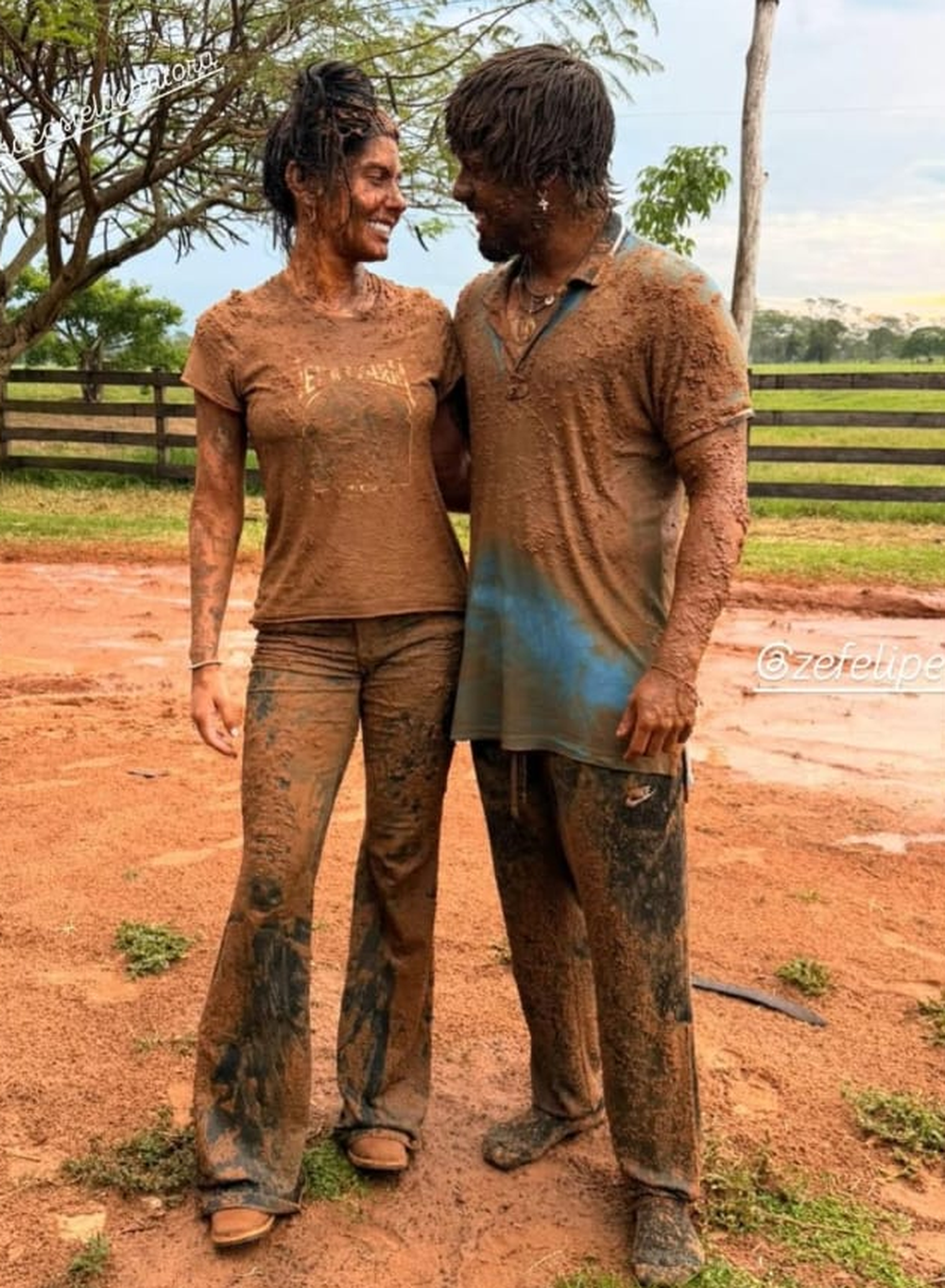 Ana Castela e Zé Felipe se divertem em dia de chuva e lama na fazenda 52 Ana Castela e Zé Felipe se divertem em dia de chuva e lama na fazenda
