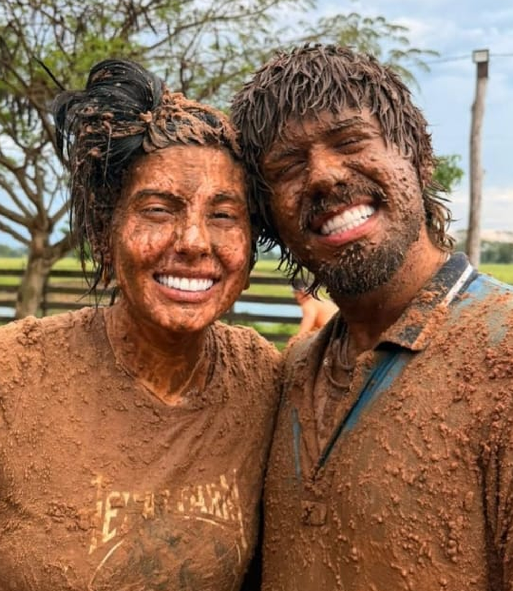 Ana Castela e Zé Felipe se divertem em dia de chuva e lama na fazenda 51 Ana Castela e Zé Felipe se divertem em dia de chuva e lama na fazenda