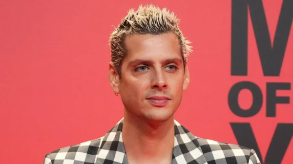 Ator de série famosa revela diagnóstico de HIV e fala sobre dignidade no combate ao estigma