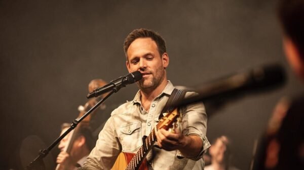 Compositor J&C Christmas Music celebra diversidade musical e conquista público com novo lançamento natalino