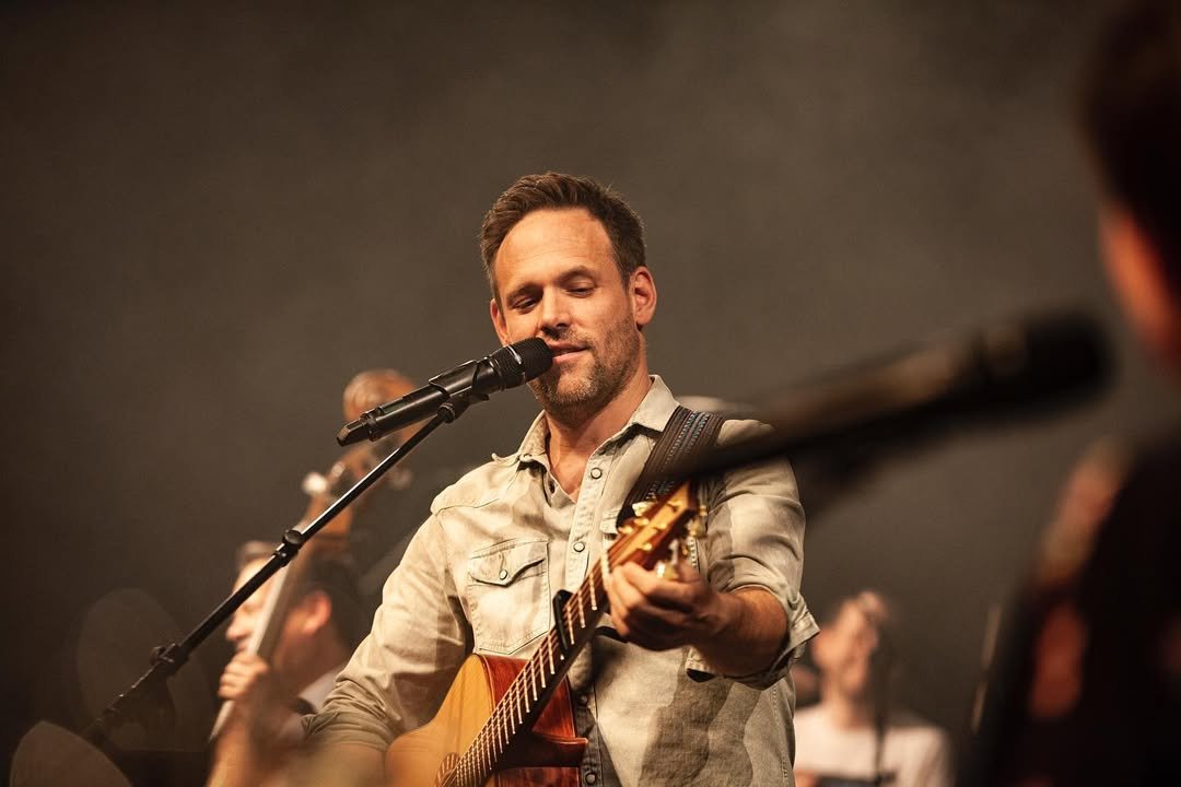 Compositor J&C Christmas Music celebra diversidade musical e conquista público com novo lançamento natalino