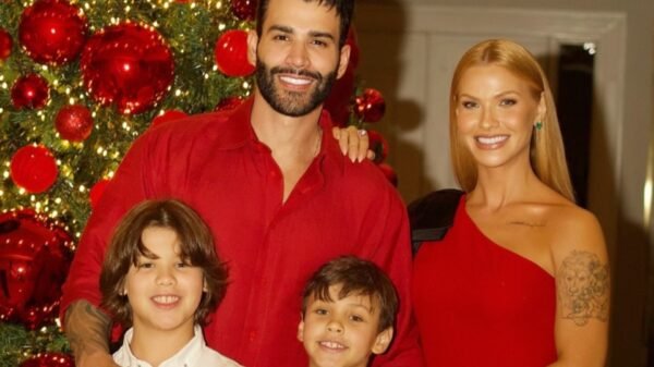 Andressa Suita aposta em look deslumbrante para celebrar o Natal em família