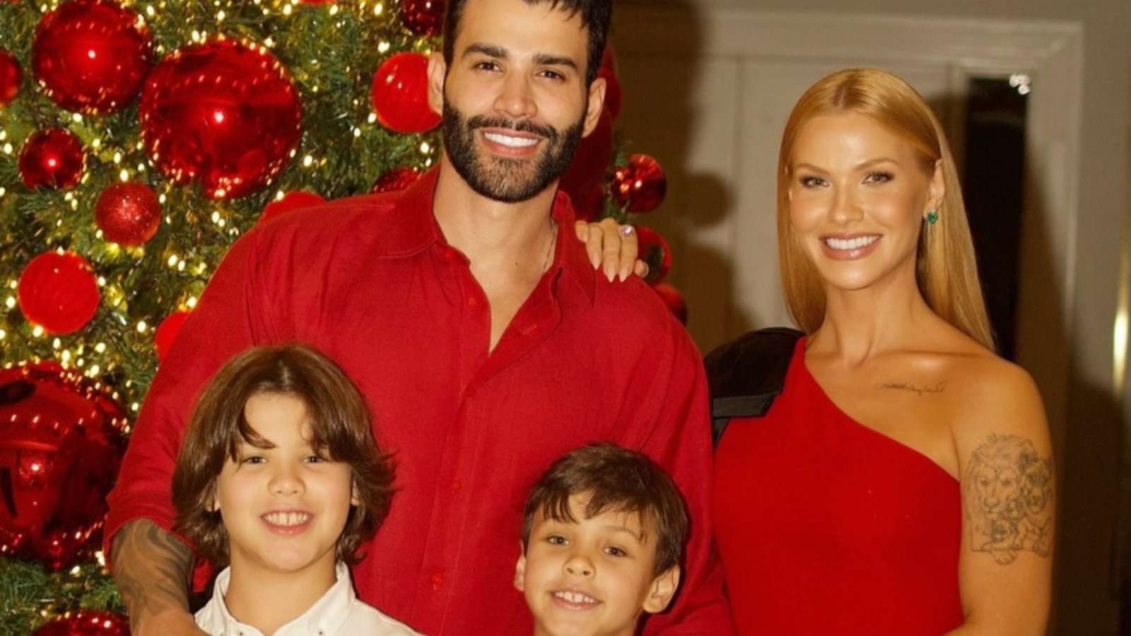 Andressa Suita aposta em look deslumbrante para celebrar o Natal em família