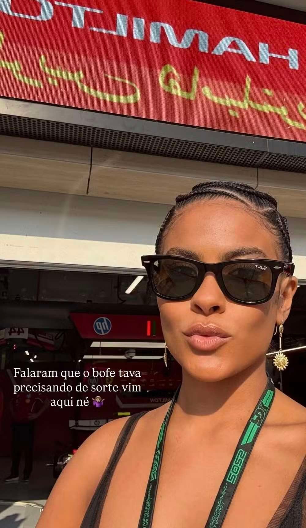 Bella Campos encontra Lewis Hamilton no Catar e diverte fãs com brincadeira nas redes