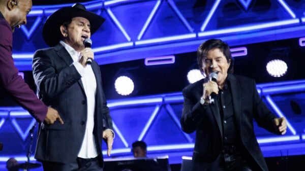 Chitãozinho e Xororó voltam aos palcos três dias após a morte do irmão, Mauri Lima