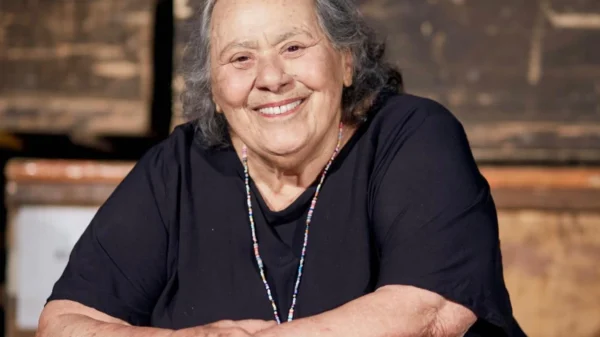 Morre aos 84 anos Teuda Bara, atriz e fundadora do Grupo Galpão