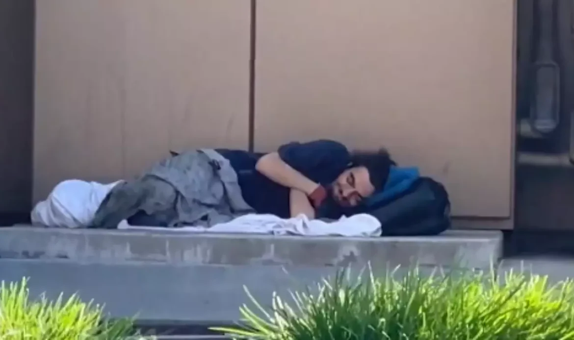 Ex-ator Tylor Chase dormindo na rua em Riverside, na Califórnia, nos Estados Unidos - Foto: Reprodução/Redes sociais/TMZ