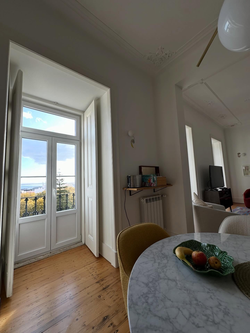 Aposentada, Marília Gabriela mostra apartamento em Portugal e celebra ajuda do filho: 'Cuidou de mim'