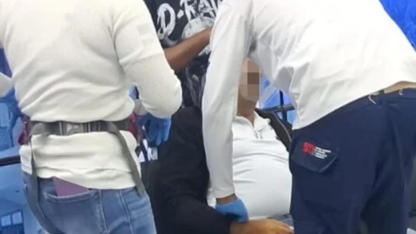 Vídeo: homem morre após sofrer infarto durante entrevista ao vivo na TV 25 Vídeo: homem morre após sofrer infarto durante entrevista ao vivo na TV