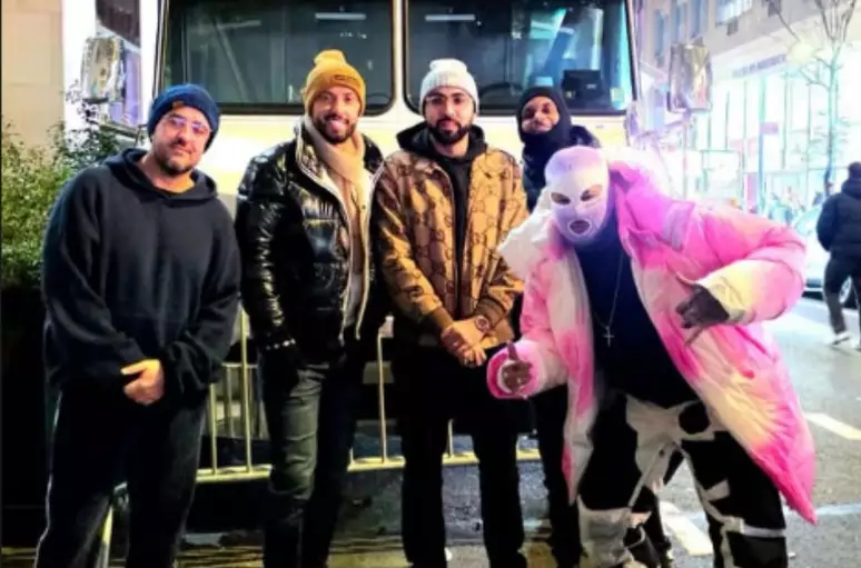 Neymar usa disfarce para circular sem ser reconhecido em atração turística de Nova York