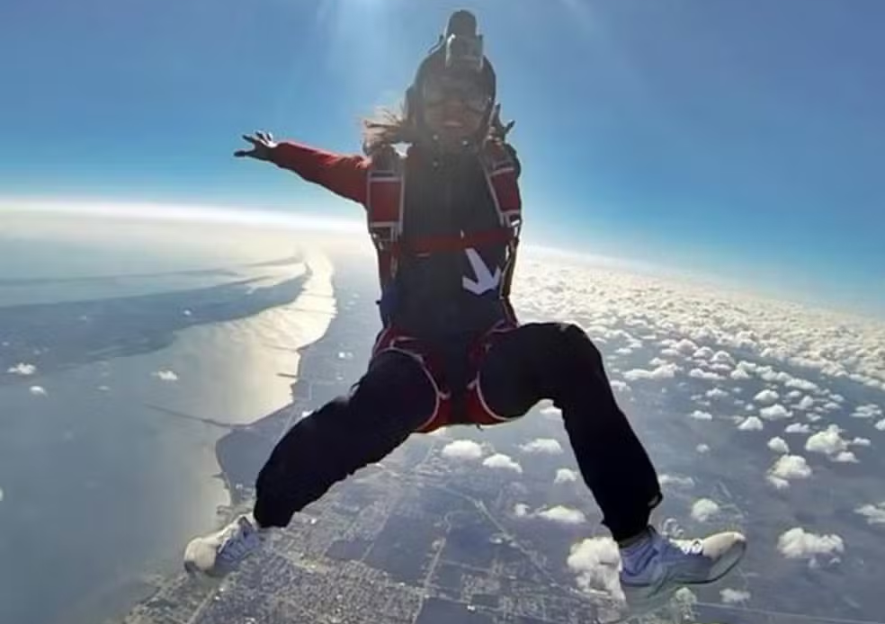 Brasileira e italiano morrem após colisão durante salto de paraquedas