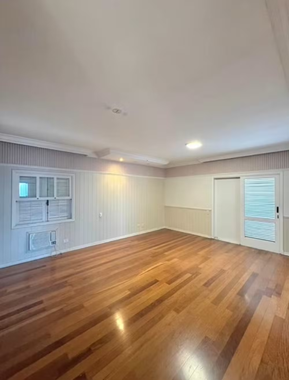 Monique Evans anuncia venda de mansão em Alphaville por quase R$ 3 milhões