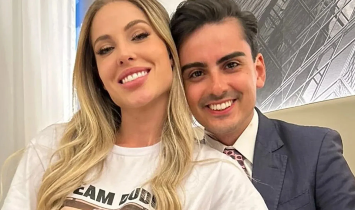 Vídeo: Dudu Camargo faz pedido de namoro romântico a Saory Cardoso ao vivo e surpreende fãs