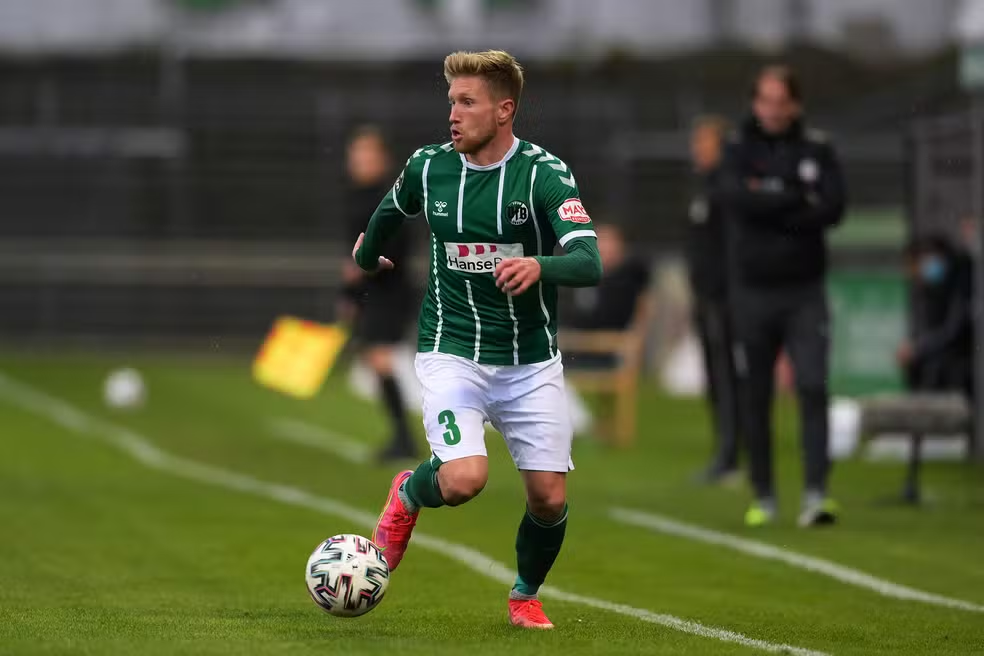 Jogador de futebol morre após queda de 70 metros em acidente durante férias