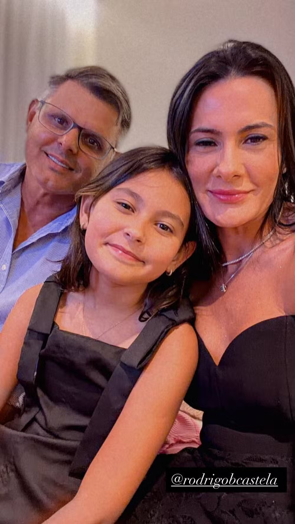 Zé Felipe aparece abraçado à sogra e coordena o look com a família de Ana Castela; veja