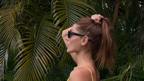 Sasha postou foto fazendo topless na praia - Foto: Reprodução/Instagram