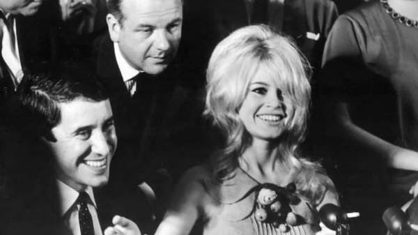 A atriz francesa Brigitte Bardot em evento no Rio de Janeiro durante sua visita ao Brasil, em janeiro de 1964 - Foto: Reprodução